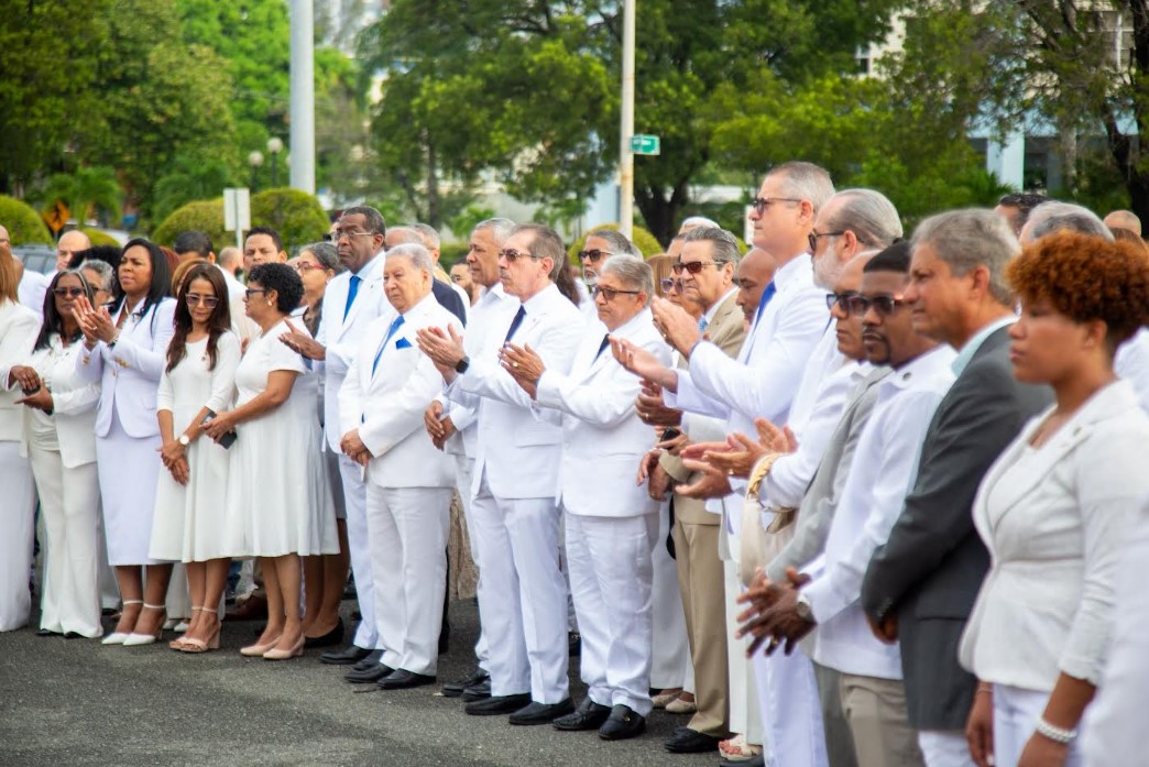 Miembros del Consejo Universitarios, directores de escuelas, administrativos, profesores y estudiantes durante los actos conmemorativos en el 488 aniversario de fundación de la UASD.