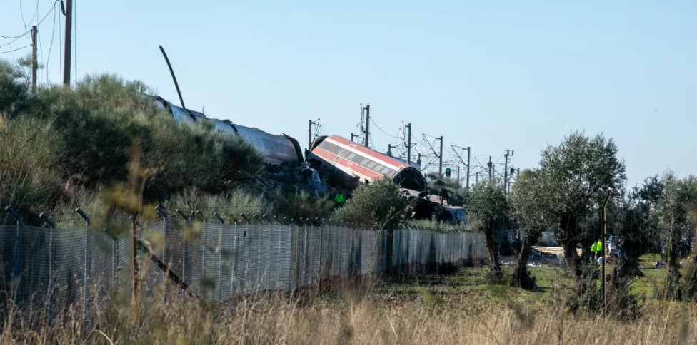 Aumenta a 64 víctimas mortales en choque de trenes en el centro de España