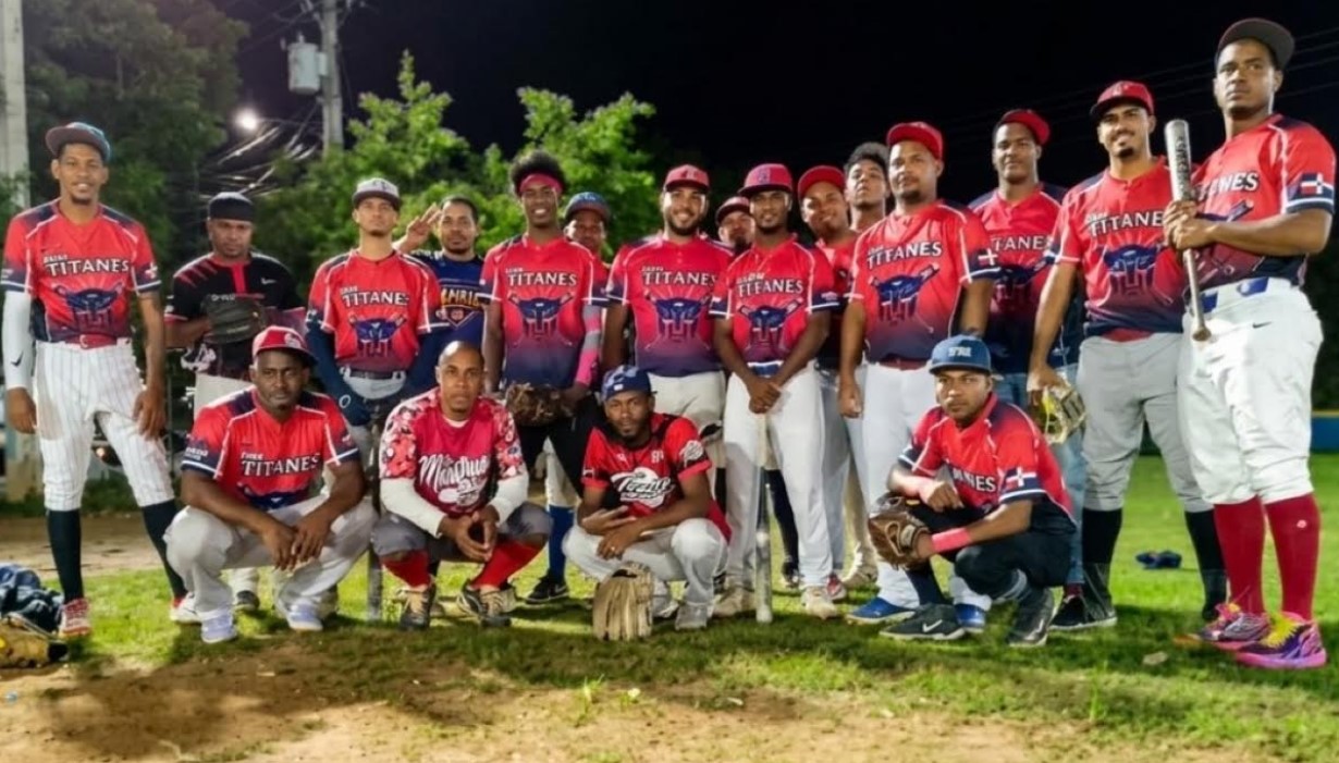 El equipo Máquina/Titanes de Domingo Guzmán y están en la ronda semifinal del torneo Rubén Pimentel de Softbol Chata BB de equipos del Distrito Nacional luego de vencer a los Ingenieros en los cuartos de final