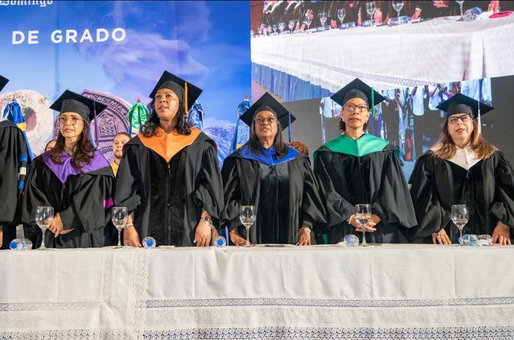 El rector de la UASD, doctor Jorge Asjana David encabeza la mesa principal  y los miembros del Consejo Universitario.