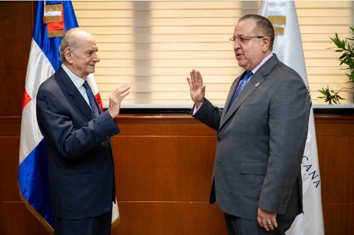 Ministro Magín Díaz juramenta a Quico Tabar como nuevo director general transitorio de Juegos de Azar