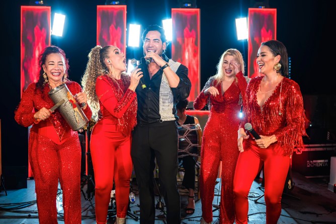 Doctor Marcos Pumarol celebra junto a "Las Chicas El Reencuentro"