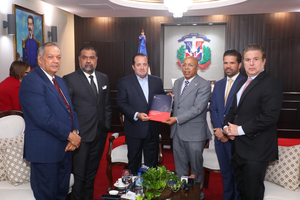 El proyecto fue entregado por el ministro de la Presidencia, José Ignacio Paliza, y recibido por el presidente de la Cámara de Diputados, Alfredo Pacheco