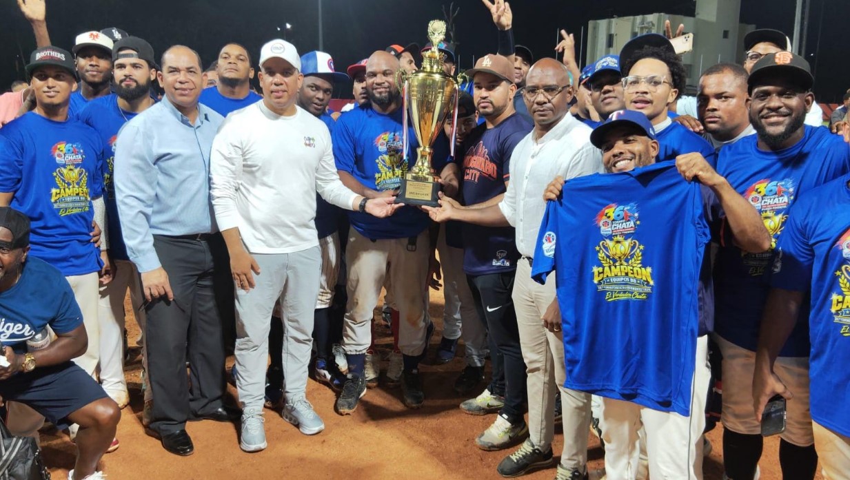 Aneudy Liven, a la izquierda, y Apolinar Durán entregan a Elmer Jáquez Sánchez, dirigente de Manoguayabo City, la copa de campeón del torneo Rubén Pimentel de Equipos BB, organizado por la Asociación de Softbol del Distrito Nacional.
