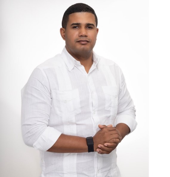 El licenciado Randy Santana, abogado, comunicador y representante de MANDATOLAB
