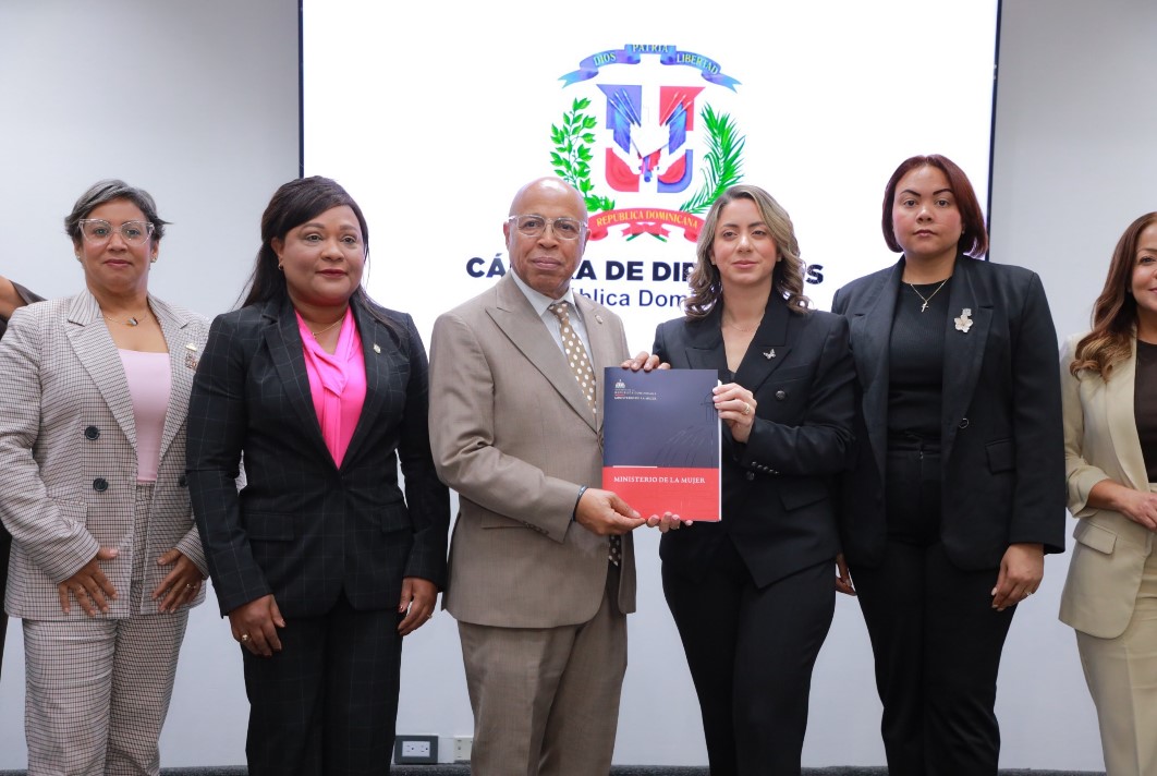 Alfredo Pacheco recibe el proyecto de ley Mirabal: "Una mujer en peligro no debe encontrar muchas puertas, debe encontrar un solo Estado"