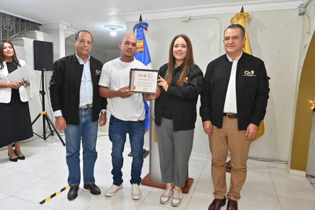 En el centro el presidente de la Junta Central Electoral Román Jáquez Liranzo